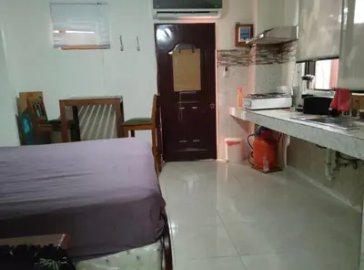 a room with a kitchen with a bed and a sink at Apart-Hotel Costa Verde in Costa Verde