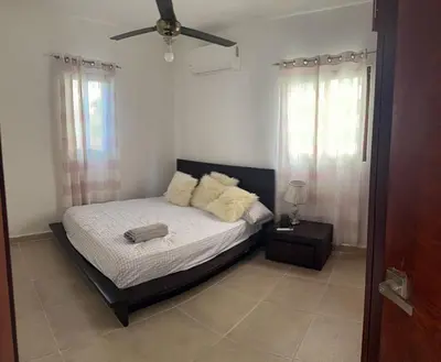 a bedroom with a bed and a ceiling fan at Hermosa villa familiar in Colorado