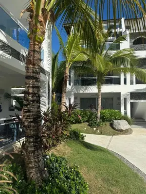 a palm tree in front of a white building at Estrella Izha 204 in La Laguna