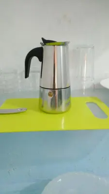 a blender sitting on top of a yellow counter at Carvajal in El Higo