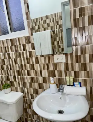 a bathroom with a sink and a toilet and a mirror at Apartamento acogedor con cocina y balcón privado in Bayahibe