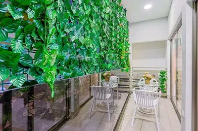 a dining room with chairs and a green wall at Cozy 2BR Condo, Spectacular Rooftop in Santo Domingo