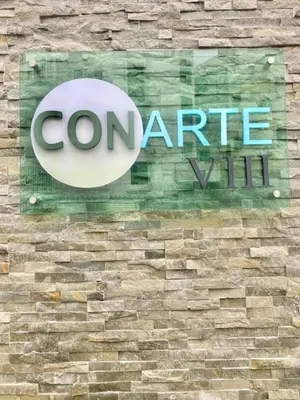 a sign on the side of a brick wall at Cozy, City Center Condo in Santo Domingo