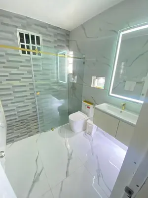 a bathroom with a shower and a toilet and a sink at Alojamiento en Bani, cerca de la playa y las Dunas in Colorado