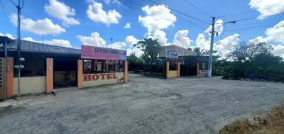 an empty parking lot in front of a hotel at hotel las yayas la vega in Concepción de La Vega