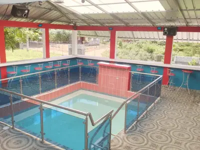 a large swimming pool in a building with chairs at Villa club turístico tu ancla in Los Alcarrizos