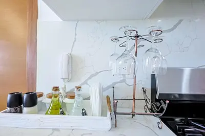 a kitchen with a chandelier hanging from a wall at Cozy 1BR Condo, Pool, Gym in Santo Domingo