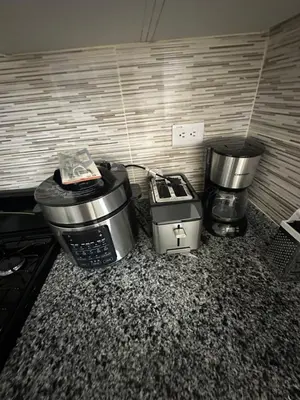 a kitchen counter with two coffee makers and a blender at Apartamento deluxes en Bonao in Bonao
