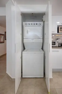 a small kitchen with a washer and dryer at Apartamento En Marbella Vista Al Mar in Villas del Mar
