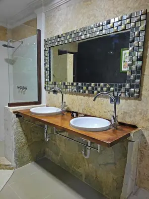 a bathroom with two sinks and a large mirror at Villa Bali in Paraíso
