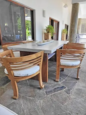 a dining room with a table and two chairs at Villa Bali in Paraíso