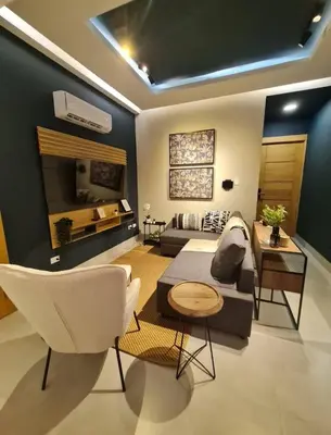 a living room with a couch and a table at Exclusivo Apartamento de un Dormitorio in Santo Domingo
