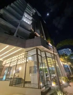 a building with glass windows and a tall building at Exclusivo Apartamento de un Dormitorio in Santo Domingo