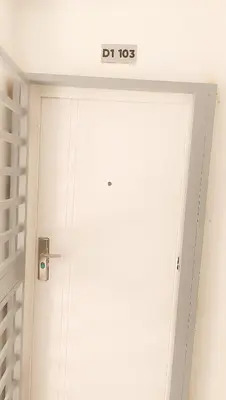 a door with a sign that reads d at Apartamento palmera del este 3 in La Javilla