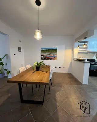 a dining room with a table and a kitchen at Tu refugio en Los Corales Punta Cana, wifi rápido y piscina in Punta Cana