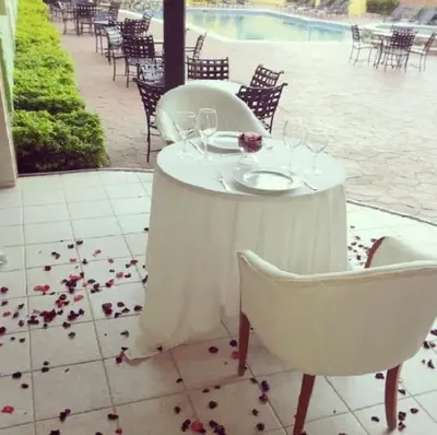 a table with wine glasses on top of it at Hotel Novus Caoba, Confort y calidez en Mao, Valverde