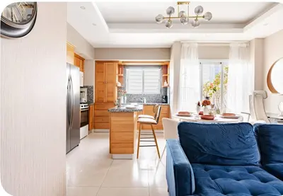 a kitchen and a living room with a blue couch at Un bonito amanecer in Santo Domingo