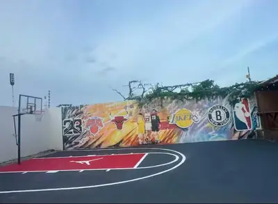 a basketball court with a mural on the wall at Villa Lujosa en Boca Chica in Cuevas