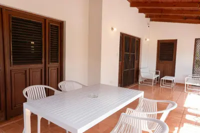 a white table and chairs in a room at Villa silenziosa e sicura al centro di Las Galeras in Las Galeras