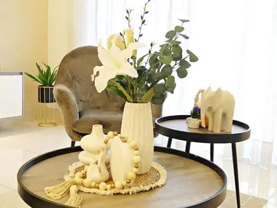 a living room with a vase and two tables with flowers at Suite Panorama in Colorado