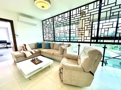 a living room with a couch and a coffee table at Elegante y Amplio in Colorado