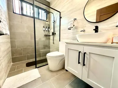 a bathroom with a toilet and a sink and a shower at Elegante y Amplio in Colorado