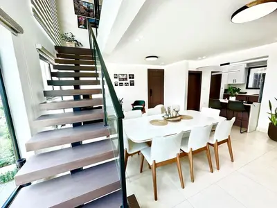 a dining room with a staircase and a table and chairs at Elegante y Amplio in Colorado