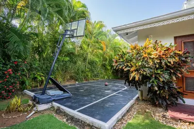 a basketball court in a yard with a basketball hoop at Tropical Villa in Playa Bonita in Pasos Del Mar in Las Terrenas