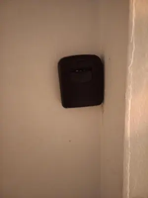a black box on the wall of a room at Casa Petter og Maria first floor in Santiago de los Caballeros