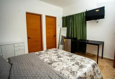 a bedroom with a bed and a table and a desk at A solo 5 minutos caminando del Puerto de Cruceros de La Romana Perfecto para trabajo remoto y descanso prolongado in La Romana