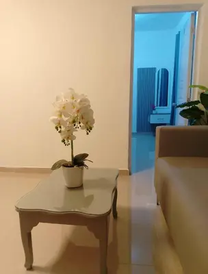 a white flower on a table in a living room at Hotel a 500 de la playa in Pedernales