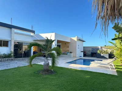 a house with a palm tree and a swimming pool at Villa Olam - 9 pax, 4 min de la playa in Las Galeras