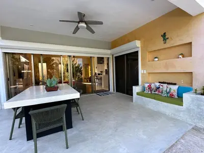a living room with a ceiling fan and a table at Villa Olam - 9 pax, 4 min de la playa in Las Galeras