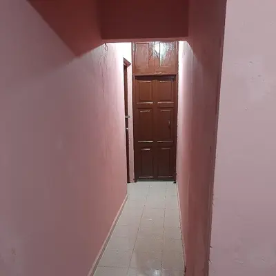 an empty hallway with a brown door in a room at B&B KeisyAlba Punta Rucia in Punta Rucia