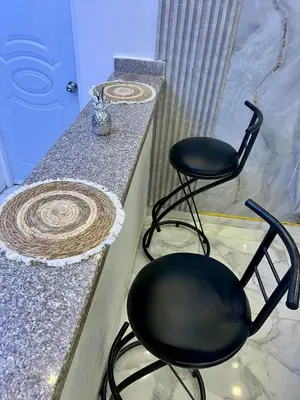 two chairs sitting next to a counter in a room at Moderna casa seca de aeropuerto SDQ y de mi rent cars in La Caleta