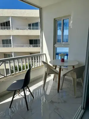 a balcony with a table and chairs and a window at Espectacular apartamento IV Albatros byJu Juan Dolió in Villas del Mar