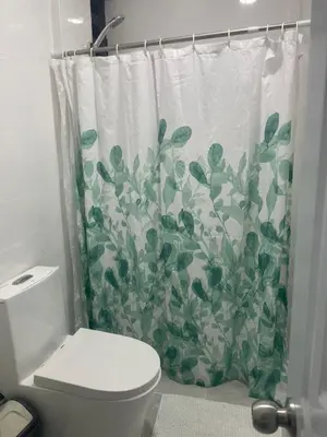 a bathroom with a shower curtain with a toilet at Mayra House habitación independiente cerca del aeropuerto las Américas TAXI DISPONIBLE in Andrés