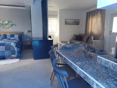 a kitchen and living room with a table and a bed at Dominique ugolin in Mata Chalupe