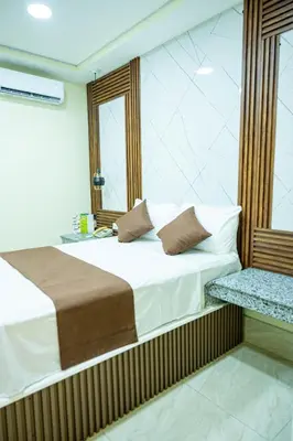 a bedroom with a large bed and a mirror at Hotel Monterio in Azua