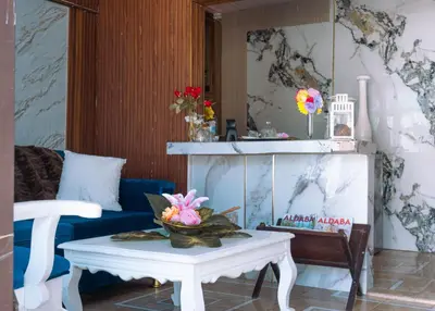 a living room with a couch and a table with flowers on it at Modesto Apartamento para dos personas cerca del centro de Puerto Plata in San Felipe de Puerto Plata