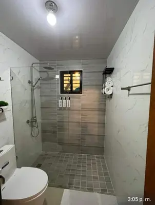 a bathroom with a shower and a toilet at Tranquilo y acogedor in Santiago de los Caballeros