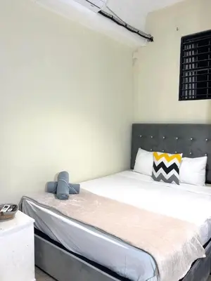 a bedroom with a bed with a black headboard at Habitaciónes suite 10 min del Monumento & Agora Mall in Santiago de los Caballeros