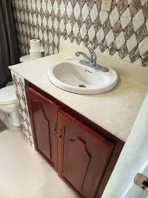 a bathroom with a sink and a toilet at Ideal para Dormir in Los Patos