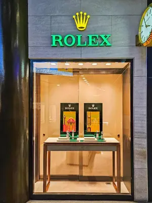 a window of a rolex store with a table in it at Confortable Apartamento Centro Ciudad in Santo Domingo