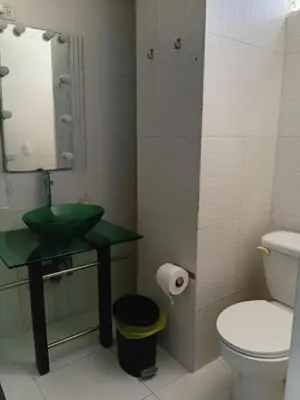 a bathroom with a sink and a toilet at Yuloren Hostal 1 min del monumento & 5 de Agora Mall in Santiago de los Caballeros