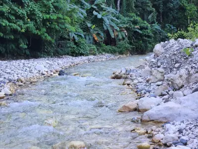 a river with rocks and trees in the background at 2 Bdrm, 1 Bath, Wifi, Near River and Beach, 2L in Paraíso