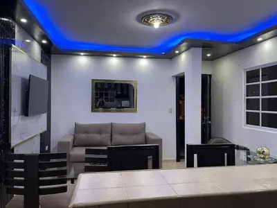 a living room with a couch and a blue ceiling at Apartamento a 15 minutos de la playa in Imbert