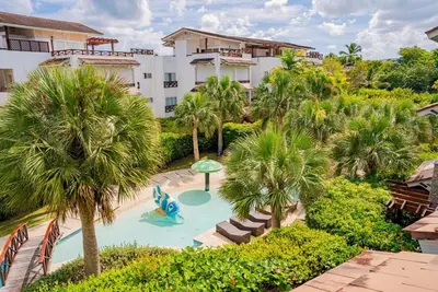 an overhead view of a swimming pool with palm trees at Oceanfront PH Jacuzzi Balconies of the Atlanti in El Limón