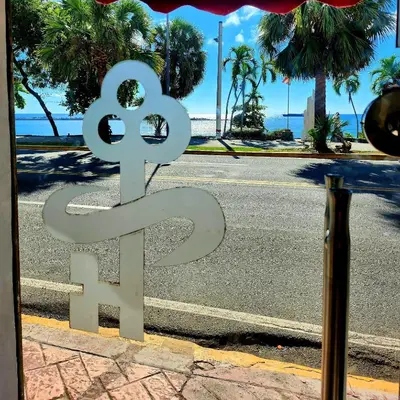 a large metal sign on the side of a street at Hotel La Llave Del Mar in Santo Domingo