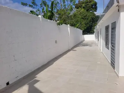 a white wall and a sidewalk next to a building at Casa de campo Ana Victoria
